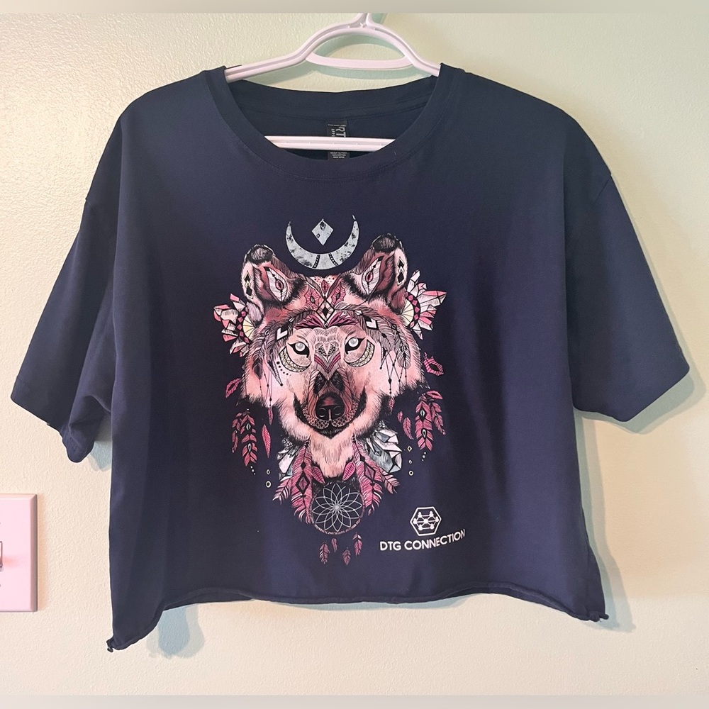 Tribal Wolf Native American Headdress Dreamcatcher Crop Graphic Print T-Shirt. L